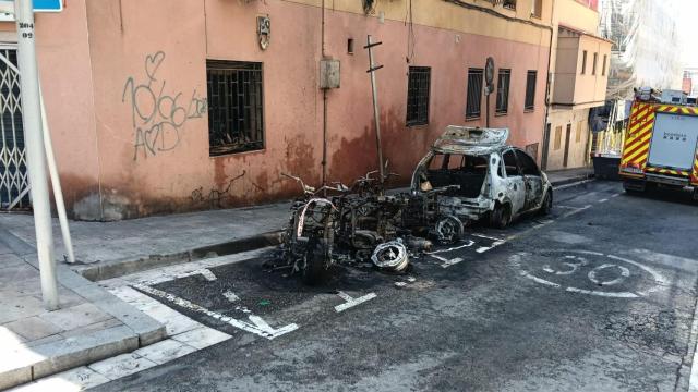 Arden unas motos eléctricas en Santa Coloma de Gramenet