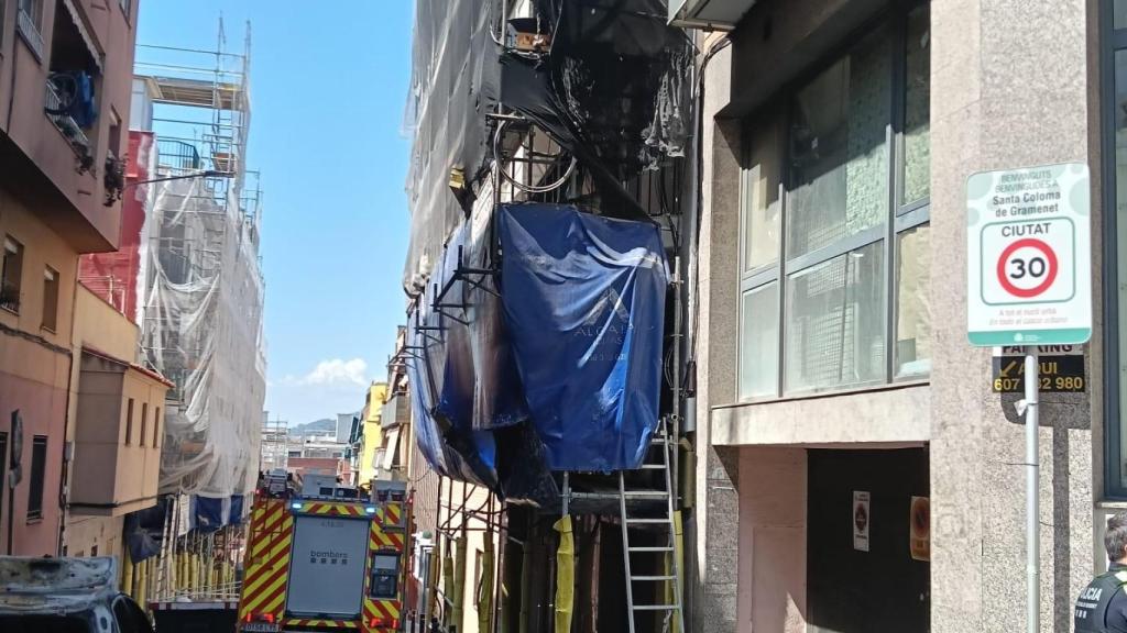 Els Bombers al carrer d'Olot on s'ha produït l'incendi