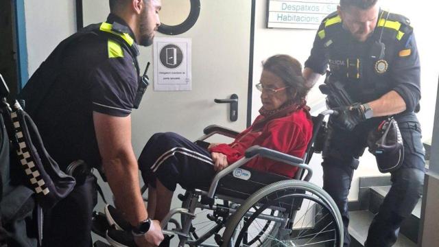 La Policía Local de Castelldefels asiste a una anciana en silla de ruedas