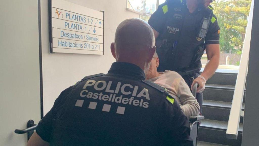 La Policía Local de Castelldefels asiste a una anciana en silla de ruedas