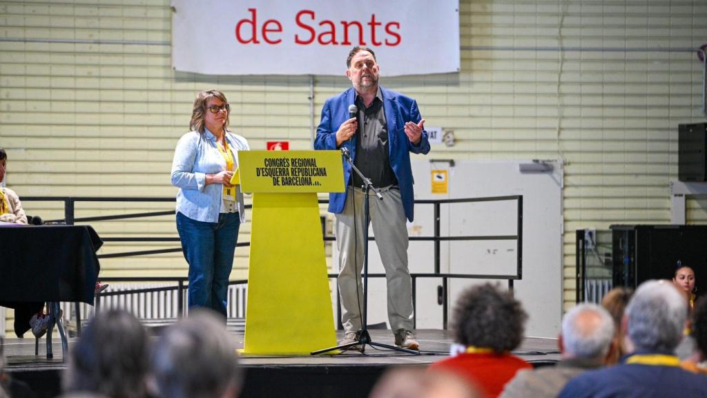 La líder de la Federació d'ERC a Barcelona, Creu Camacho, al costat del president de la formació republicana, Oriol Junqueras
