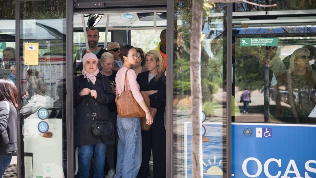 Pasajeros en un bus en una imagen de archivo