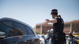 Un agente de la Guardia Urbana controla el tráfico durante el apagón