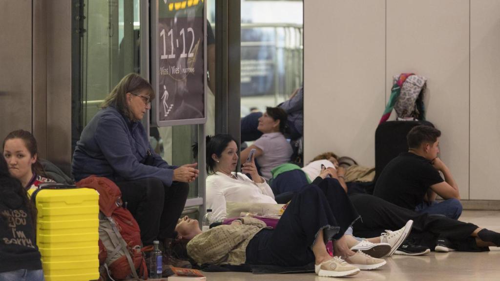 Persones dormint a l'estació de Sants de Barcelona durant la nit de l'apagón