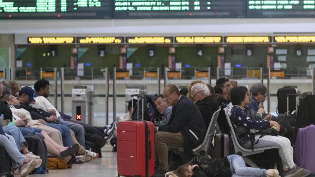 Personas durmiendo en la estación de Sants por el apagón histórico