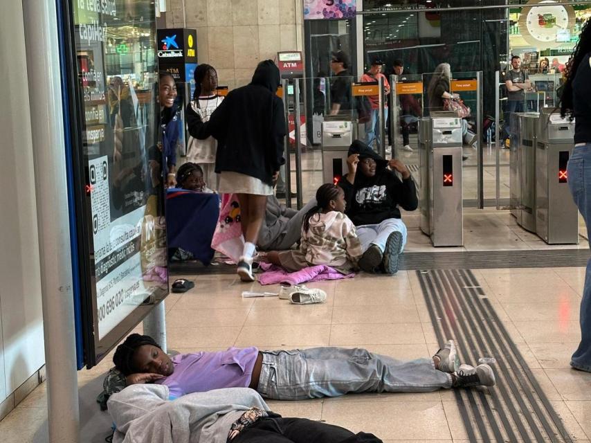 Personas durmiendo en el suelo en la estación de Sants tras el apagón