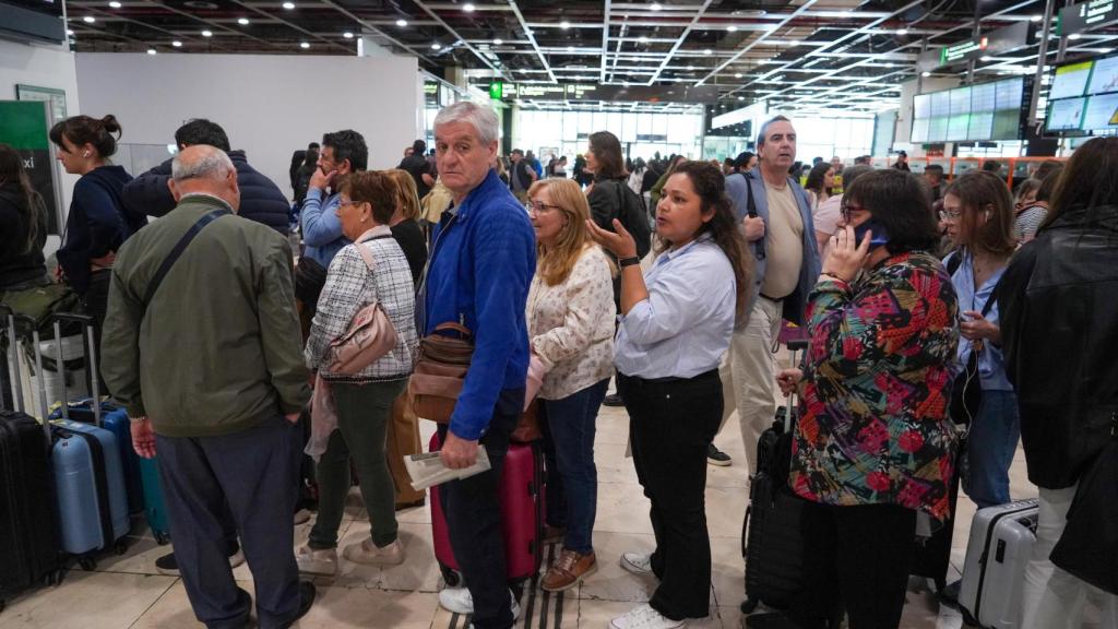 Personas esperando en la Estación de Sants de Barcelona