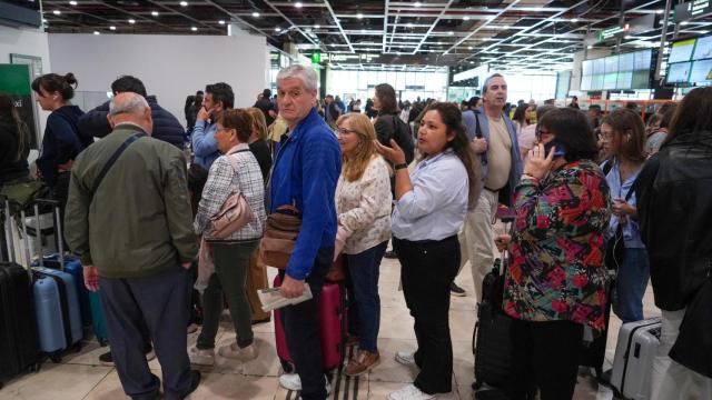 Personas esperando en la Estación de Sants de Barcelona