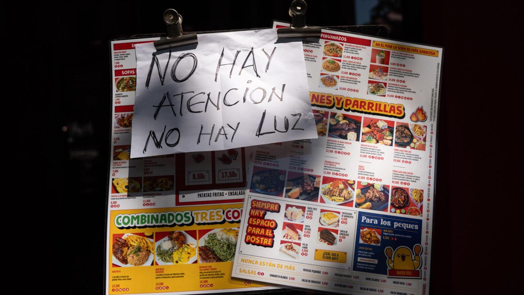 Imagen de un negocio en Barcelona durante el apagón histórico