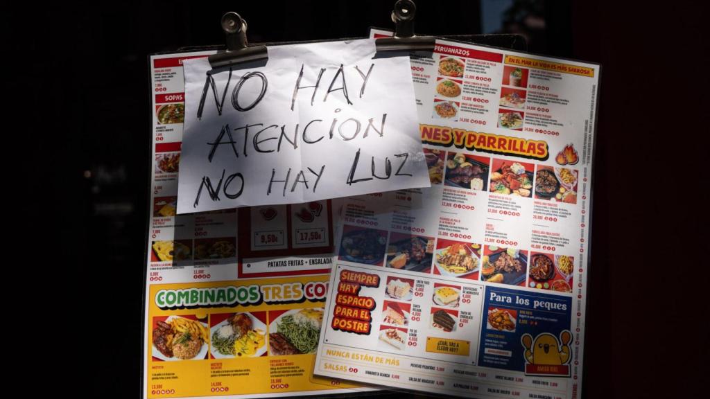 Imagen de un negocio en Barcelona durante el apagón histórico