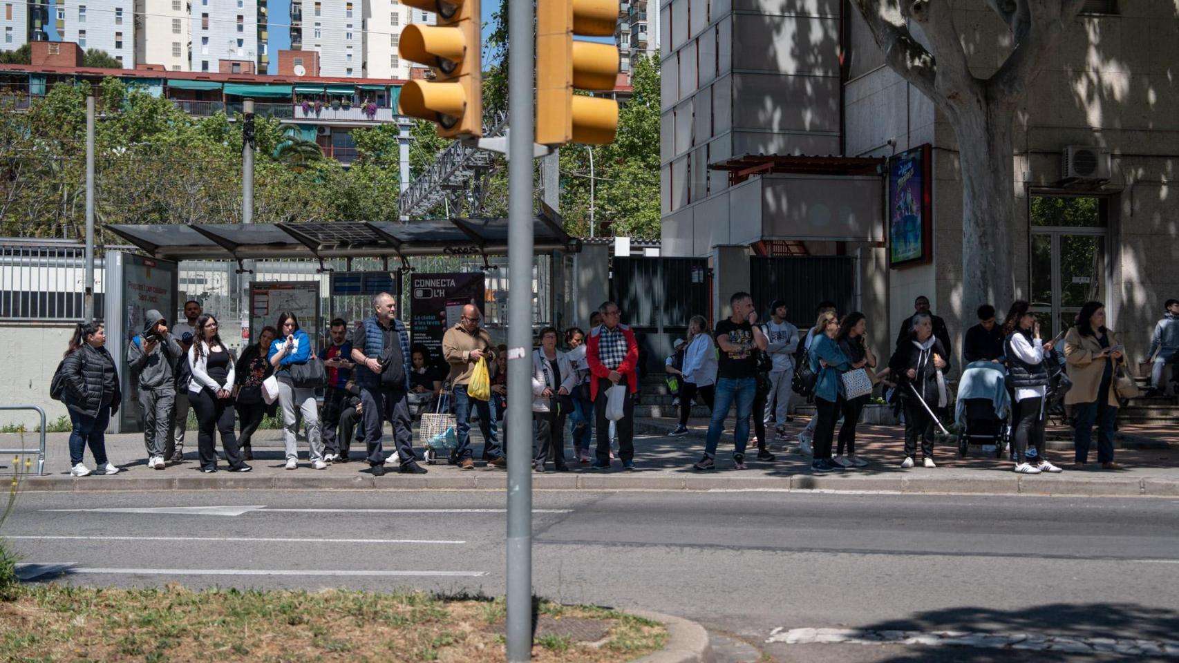 Gente esperando en autobús durante el gran apagón