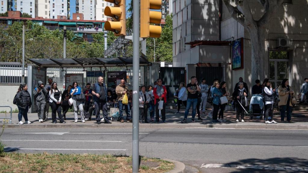 Gente esperando en autobús durante el gran apagón