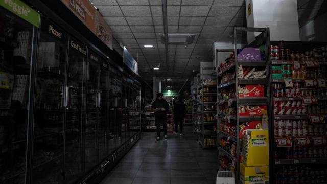 Un supermercado a oscuras durante la jornada del apagón