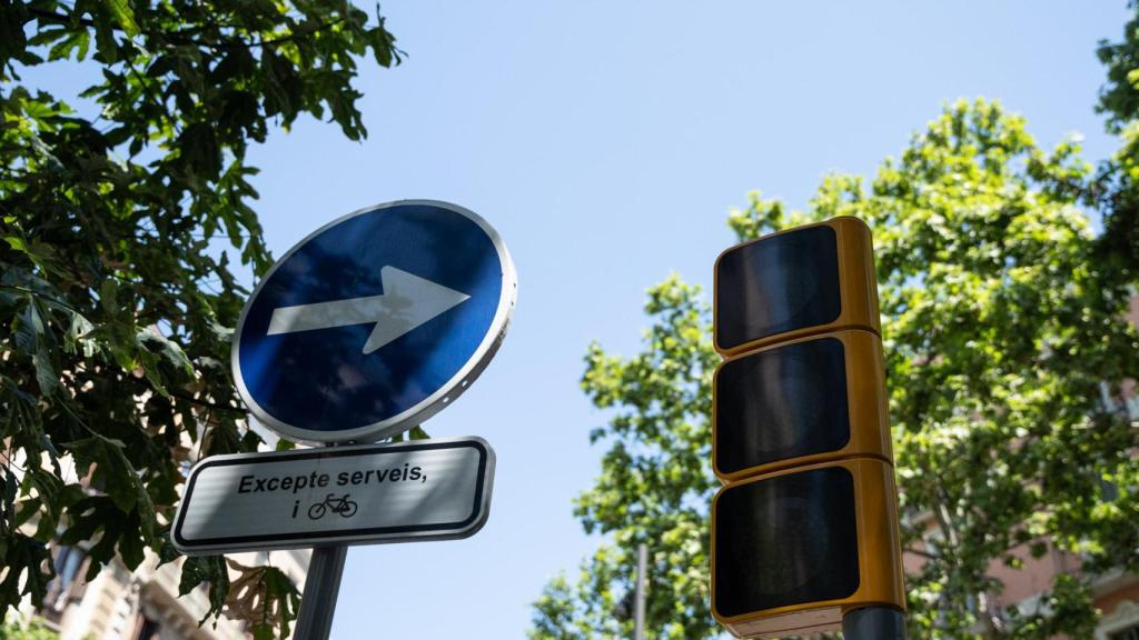 Un semàfor de la ciutat sense llum per un apagada