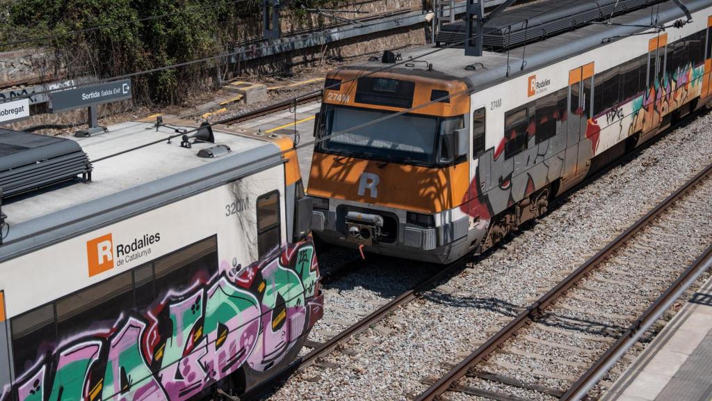Dos trenes de Rodalies parados en la estación de L'Hospitalet de Llobregat
