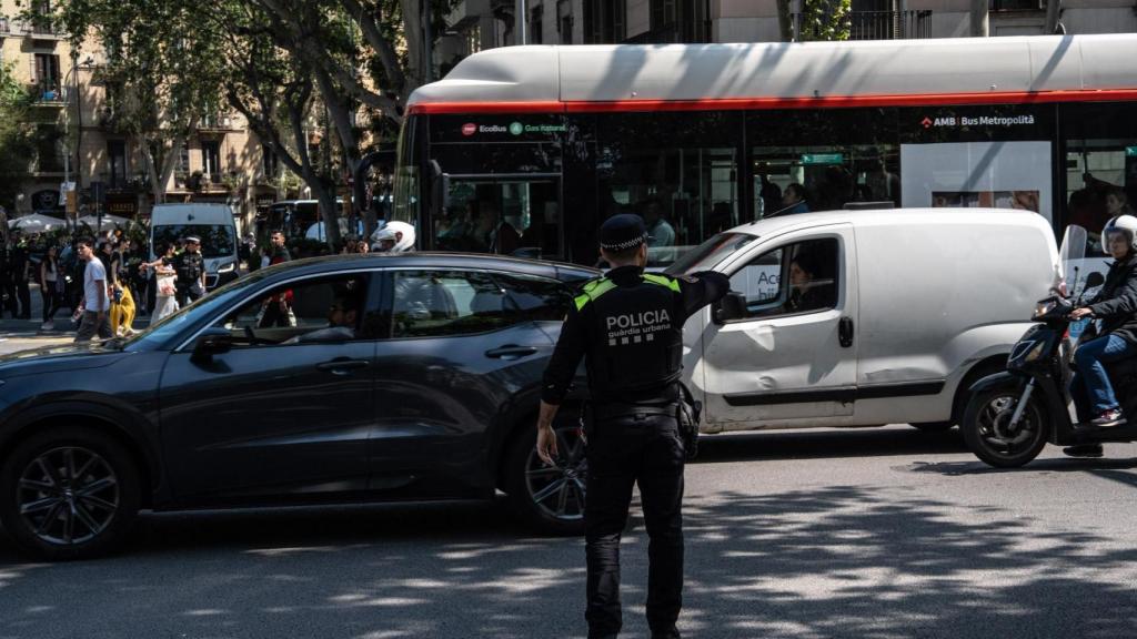 Un Guardia Urbano regula el tráfico tras el apagón en Barcelona