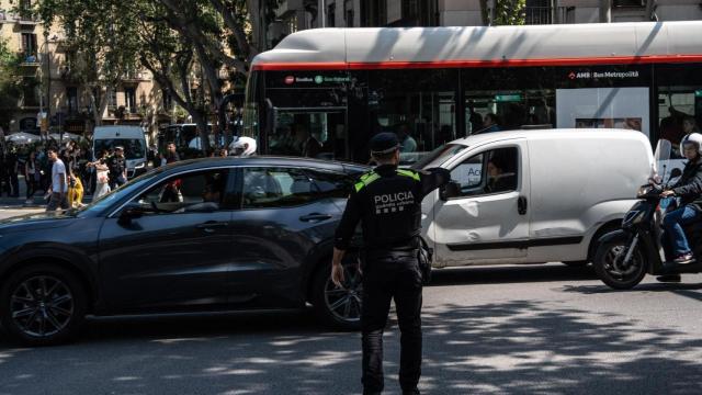 Un Guardia Urbano regula el tráfico tras el apagón en Barcelona