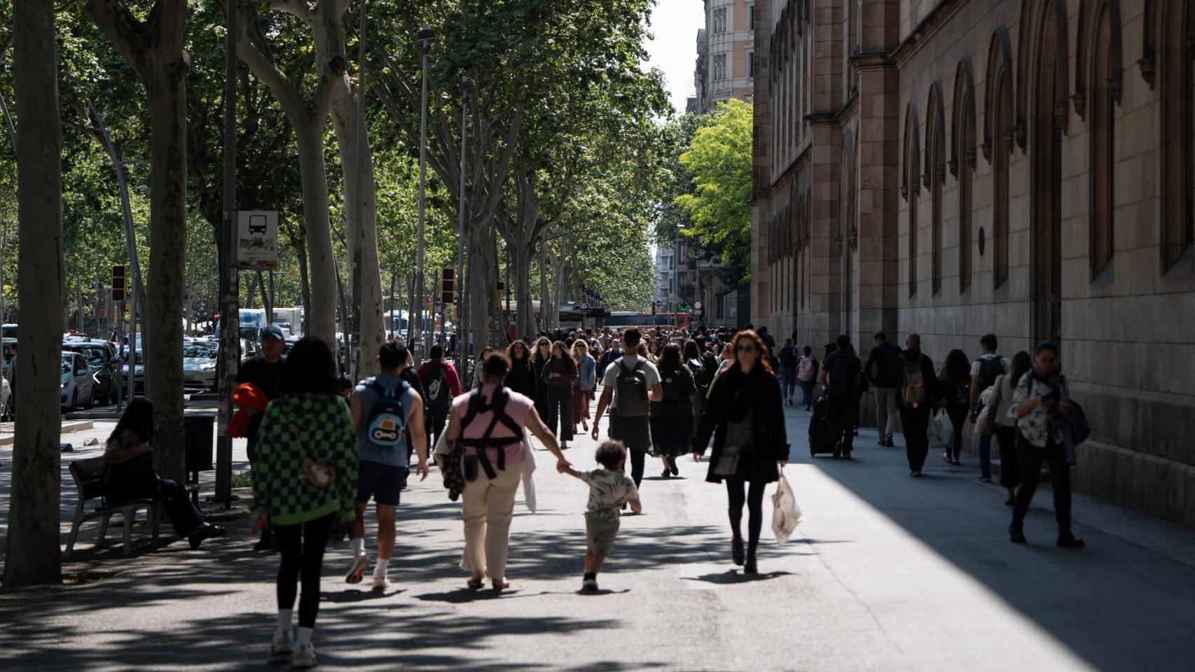 Gente paseando por Gran Via de les Corts Catalanes