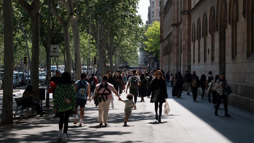 Gente paseando por Gran Via de les Corts Catalanes