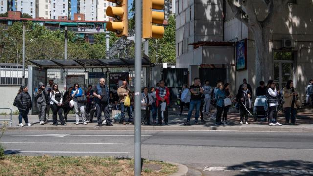 Gente esperando en autobús durante el gran apagón