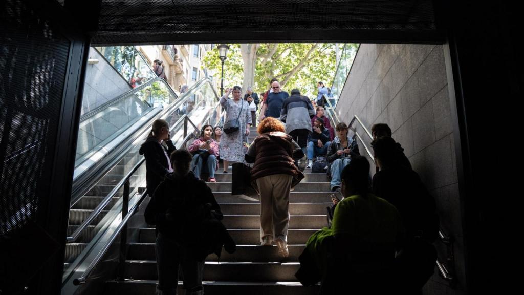 Personas desalojadas de la estación de Rodalies de Paseo de Gràcia tras el apagón
