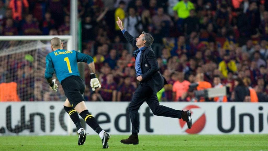 Víctor Valdés se encara con José Mourinho tras el Barça-Inter que terminó en derrota culés la noche de los aspersores