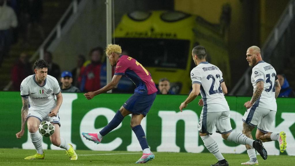 Lamine Yamal xuta entre tres defensors de l'Inter