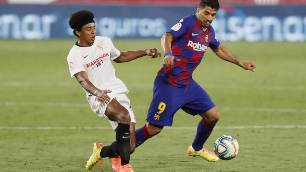 Jules Koundé defiende a Luis Suárez en un partido entre Sevilla y Barça