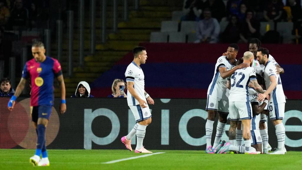 Los jugadores del Inter celebran el gol de Thuram