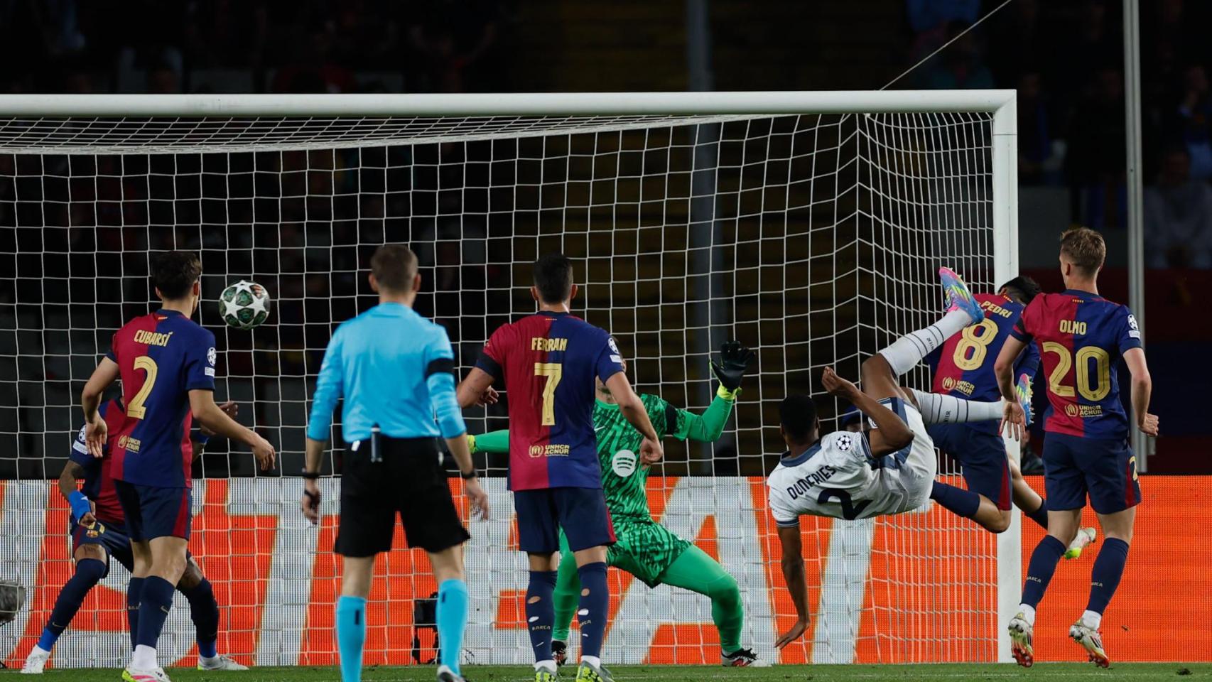 El gol de Dumfries en el Barça-Inter de la Champions