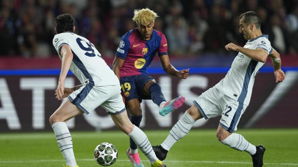 Lamine Yamal lanza a portería ante dos jugadores del Inter