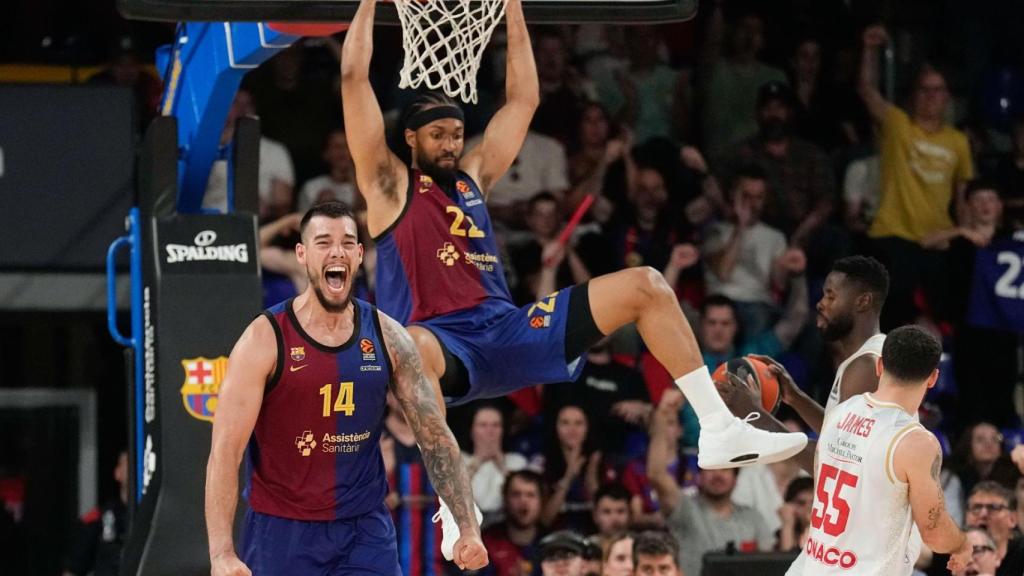 Willy Hernangómez y Jabari Parker celebran una canasta del Barça de basket