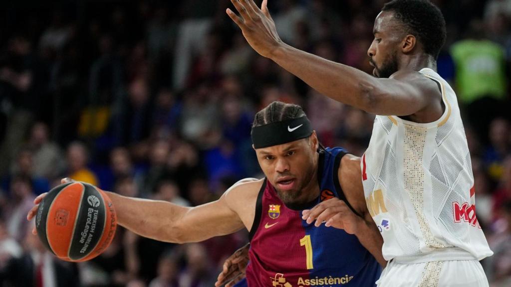 Justin Anderson intenta superar a un defensa en el Barça de basket-Mónaco