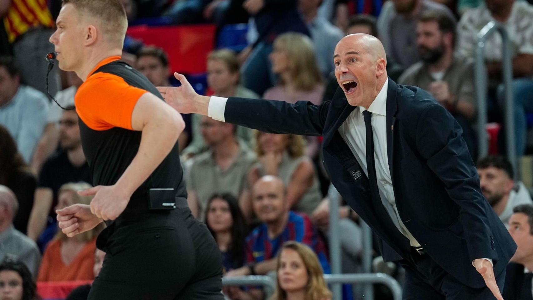 Joan Peñarroya protesta una jugada en el Barça de basket-Mónaco