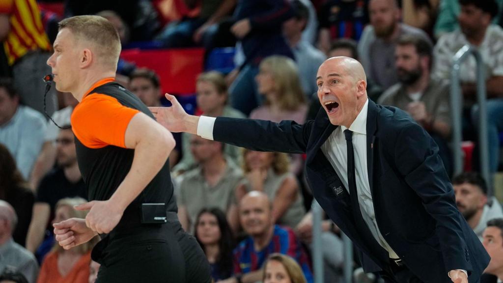 Joan Peñarroya protesta una jugada en el Barça de basket-Mónaco