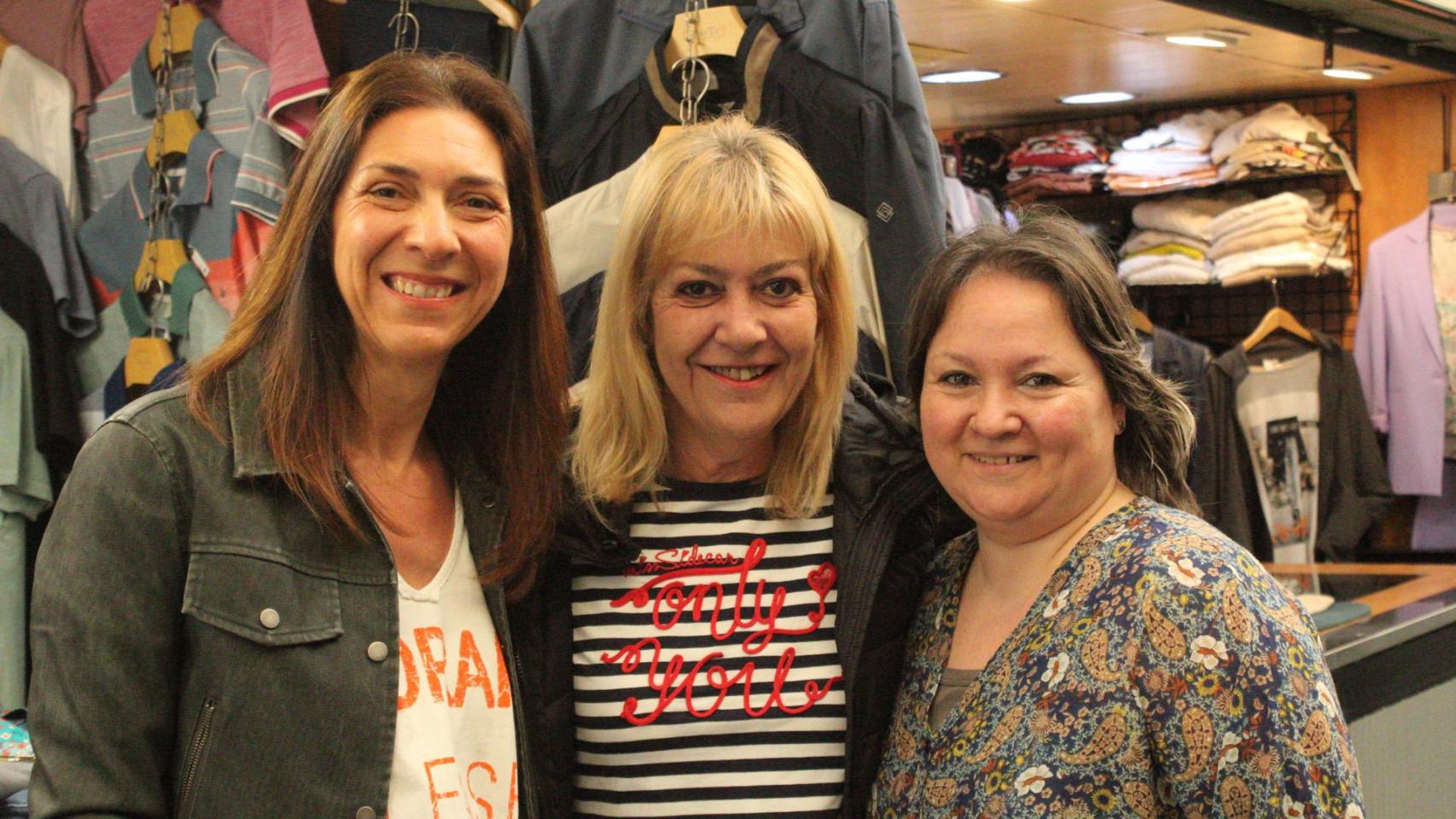 Sandra, Nuria y Mireia, paradistas del Mercado de Collblanc