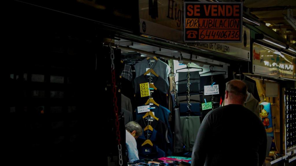 Parada con un cartel de venta por jubilación en el Mercado de Collblanc