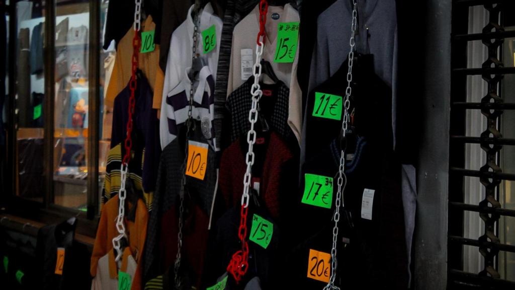 Prendas de ropa de hombre en el Mercado de Collblanc