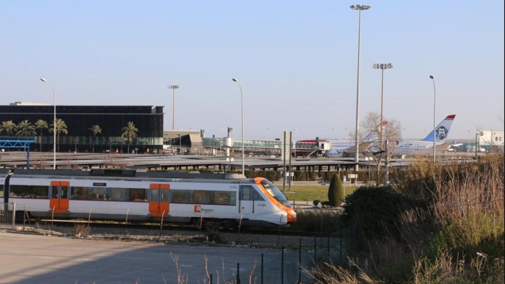 Un tren de Rodalies cerca del Aeropuerto de Barcelona