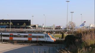 Un tren de Rodalies cerca del Aeropuerto de Barcelona