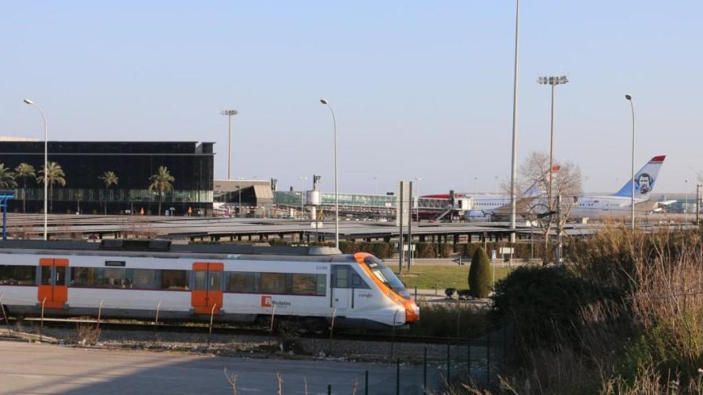 Imagen de archivo de un tren de Rodalies cerca del Aeropuerto de El Prat