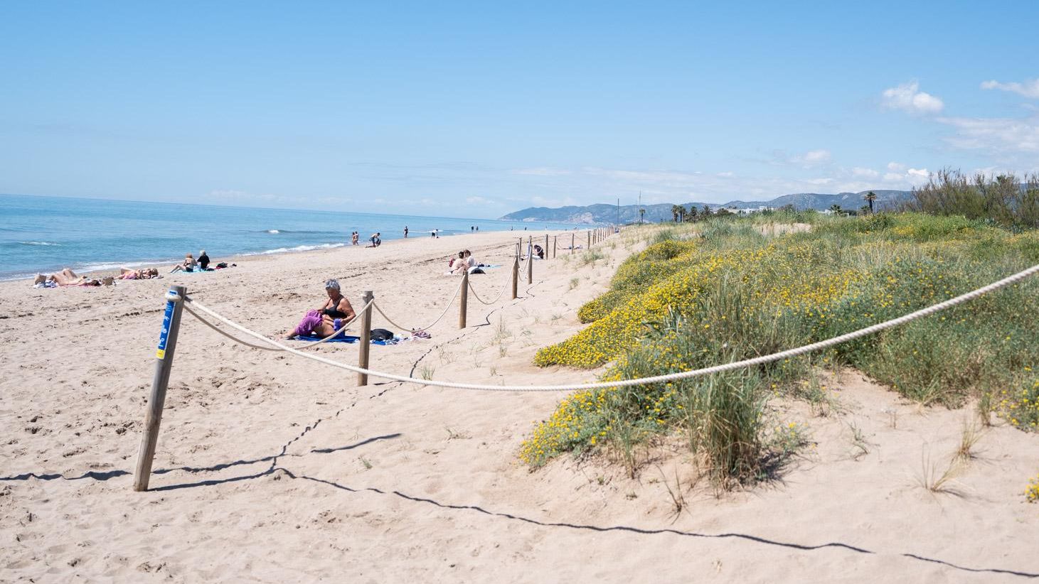 Bañistas en la playa de Gavà en una imagen de archivo