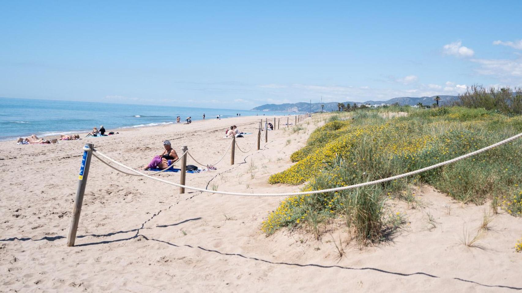 Bañistas en la playa de Gavà en una imagen de archivo