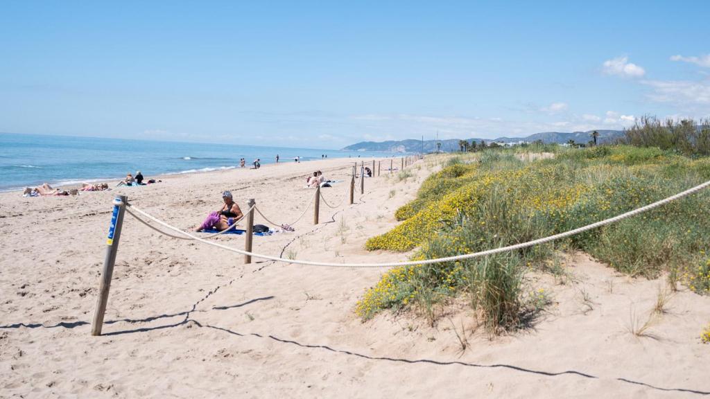 Bañistas en la playa de Gavà en una imagen de archivo