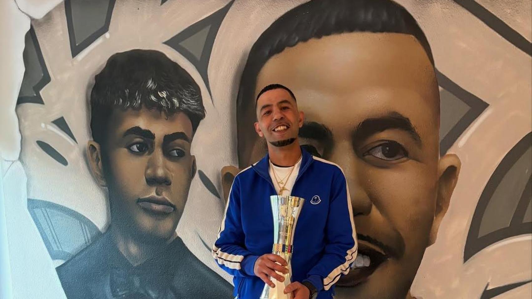 El padre de Lamine Yamal exhibe uno de los trofeos conquistados por su hijo