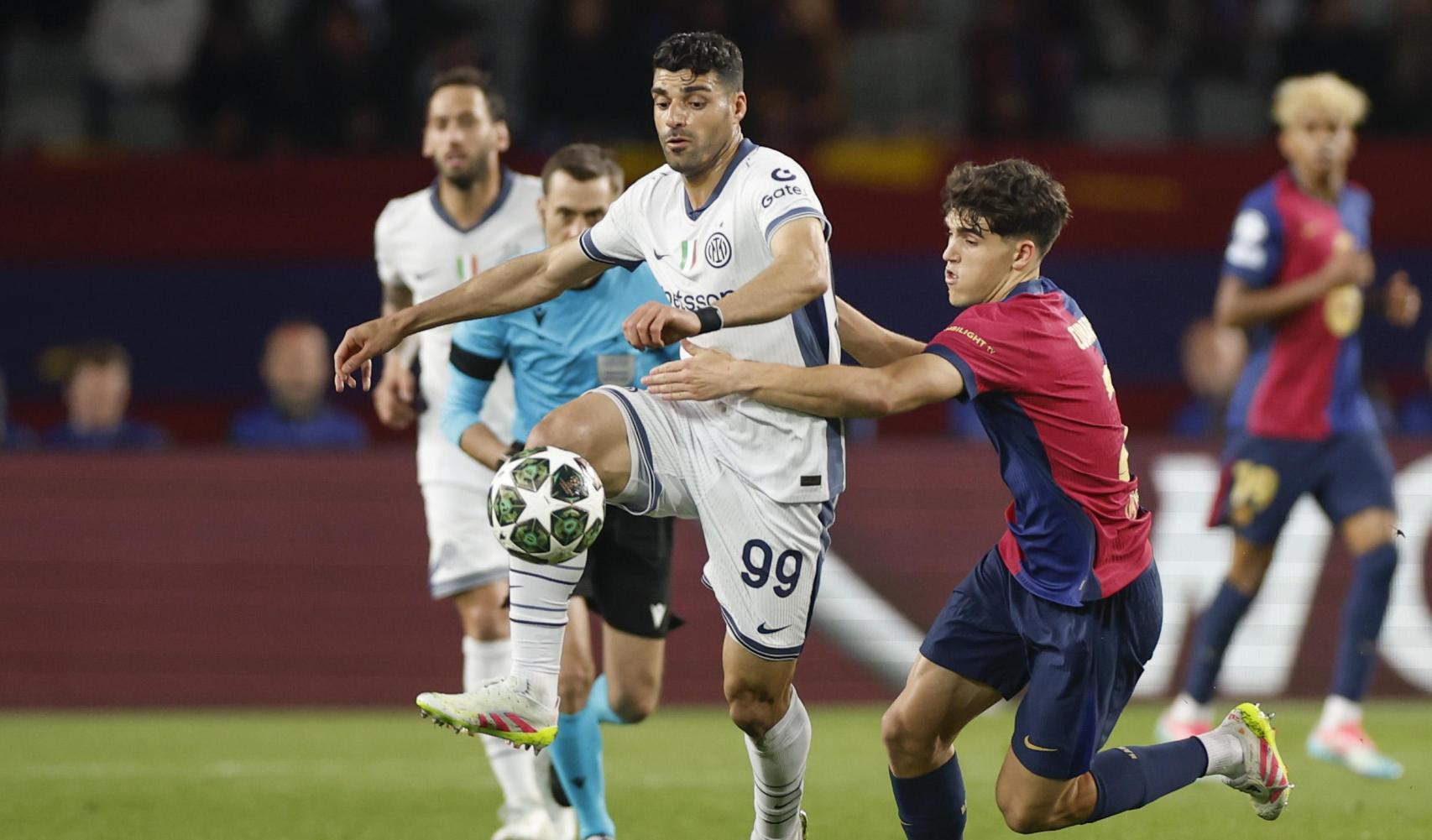 Pau Cubarsí persigue a Mehdi Taremi en el Barça-Inter de Milán de la Champions League
