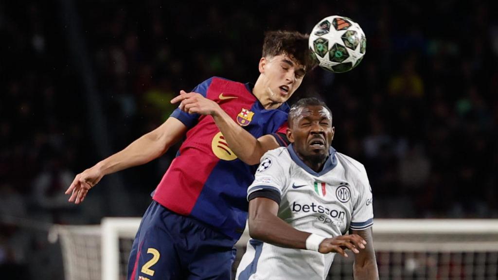 Pau Cubarsí pugna por un balón aéreo contra Marcus Turam en el Barça-Inter de Milán de la Champions League