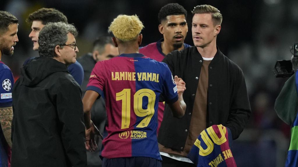 Lamine Yamal recibe de Ter Stegen la camiseta de sus 100 partidos con el Barça