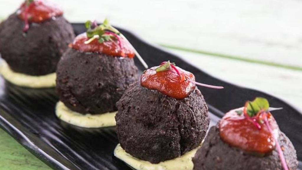 Buñuelos negros de calamar sobre mermelada de tomate y salsa tártara del Grup Arenal
