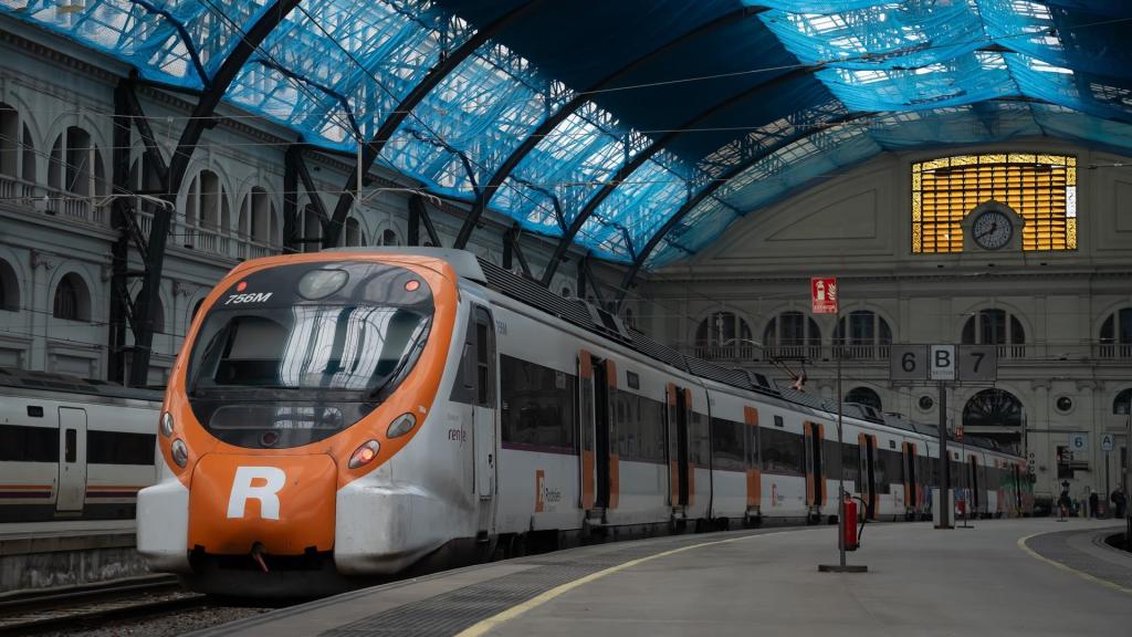 Un tren de Rodalies a l'estació de França de Barcelona